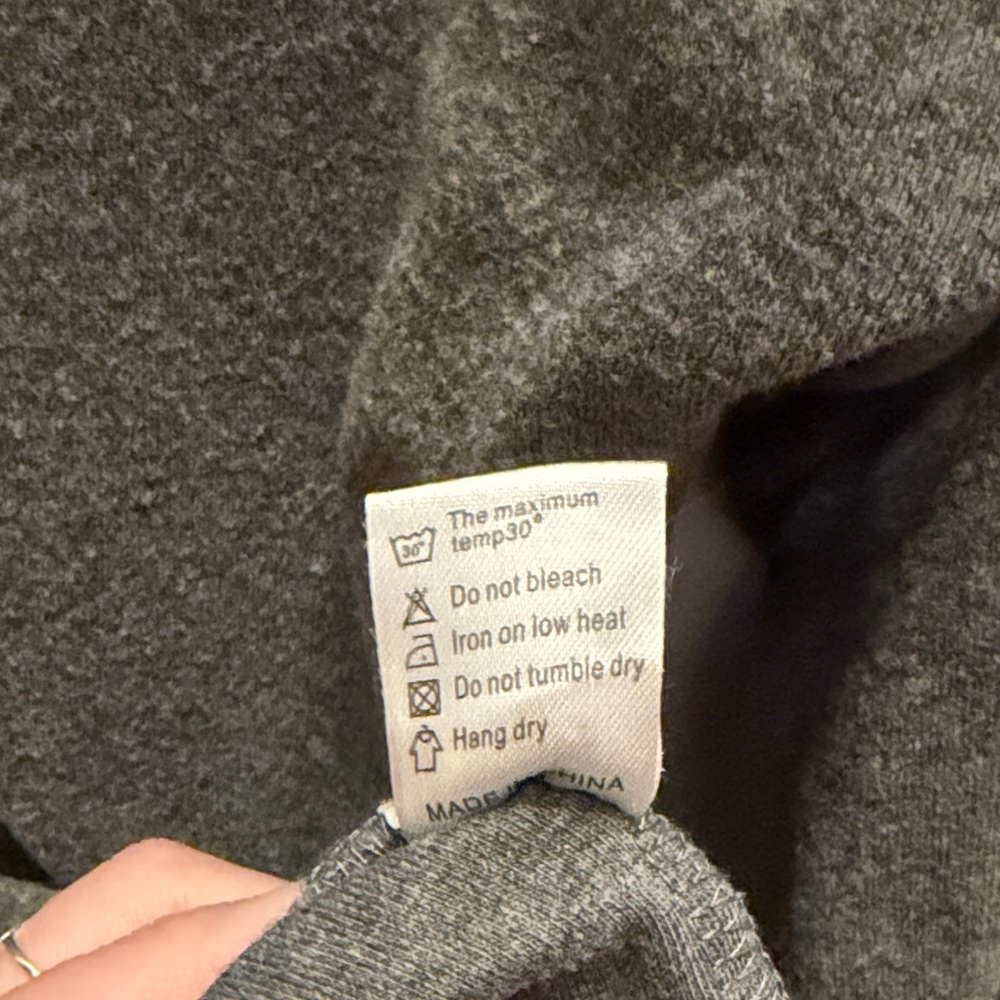 Cozy Gray Long-Sleeve Crewneck Top with Side Button Detail size L - Picture 5 of 5